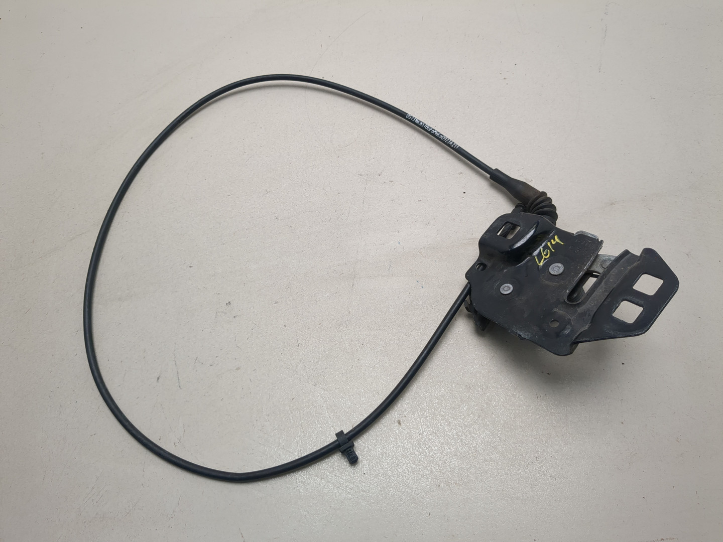 Замок капота