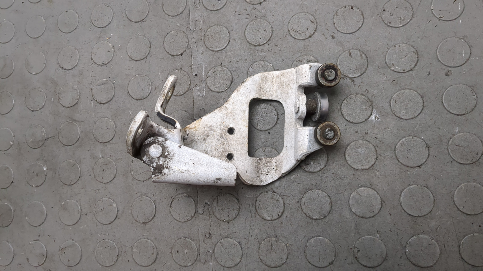 Петля двери