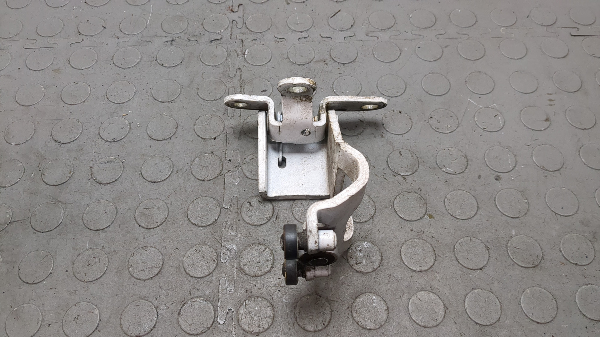 Петля двери