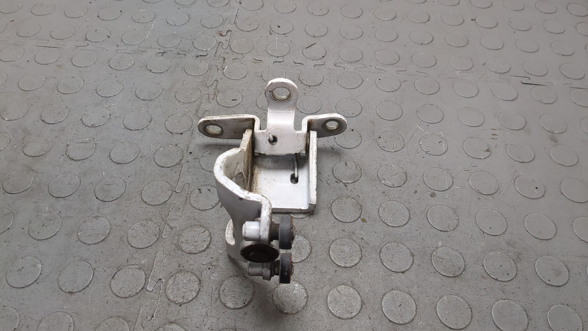 Петля двери