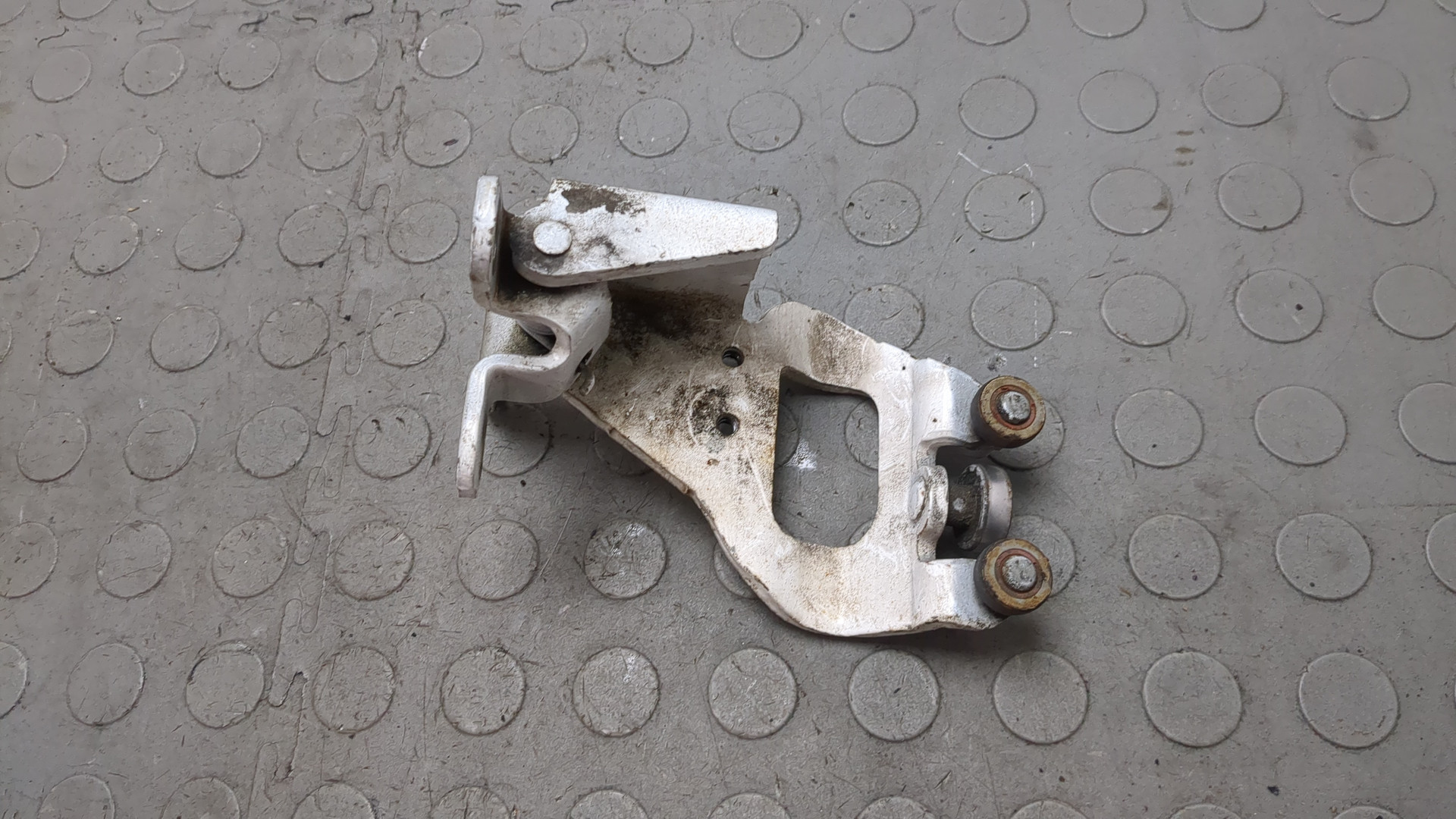 Петля двери