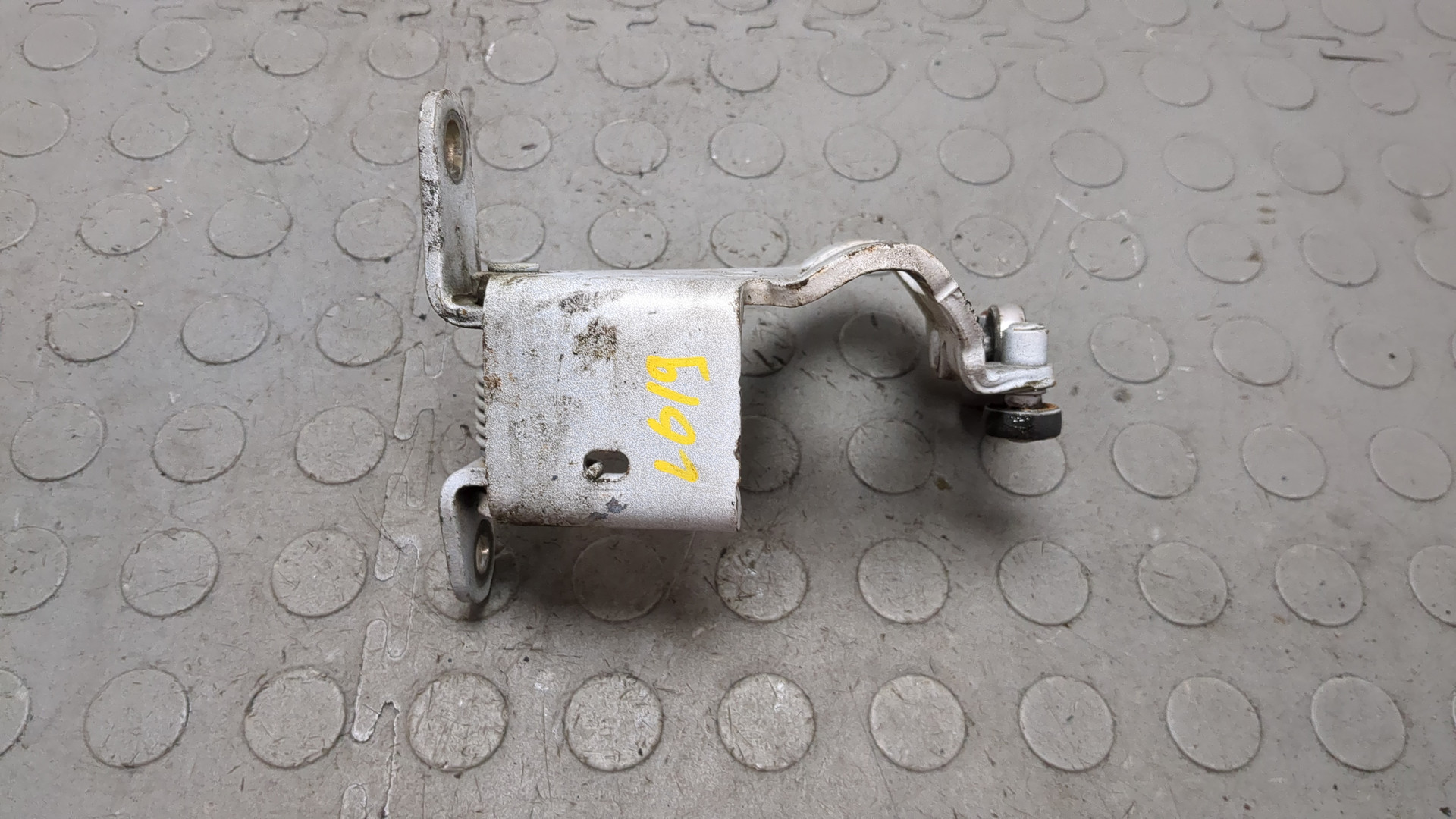 Петля двери