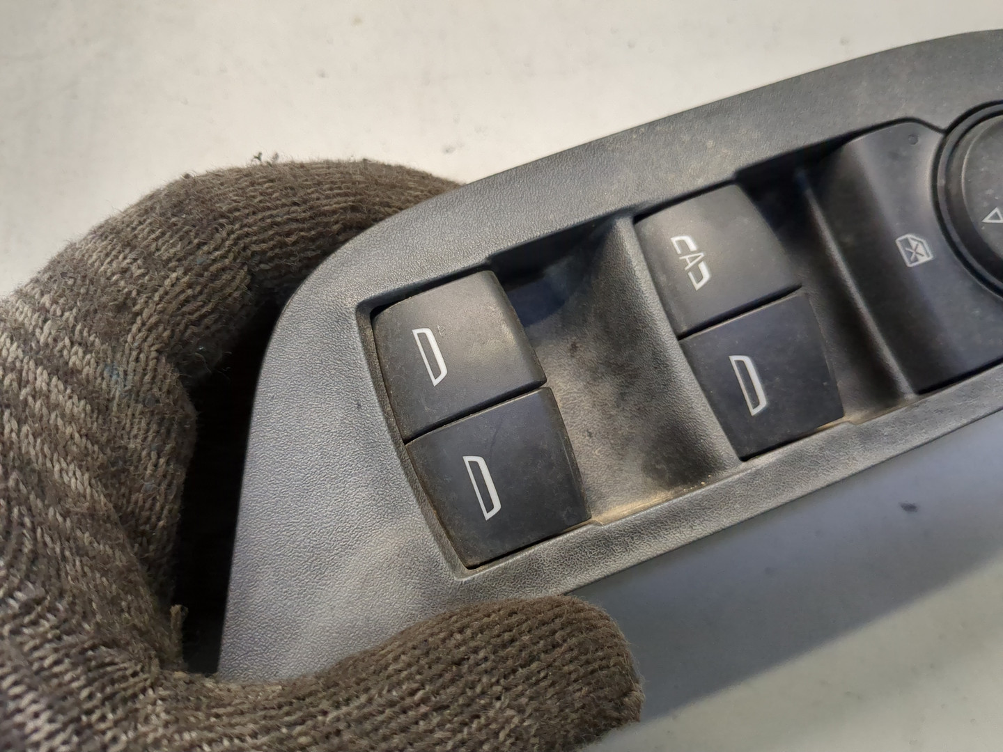 Кнопка стеклоподъемника