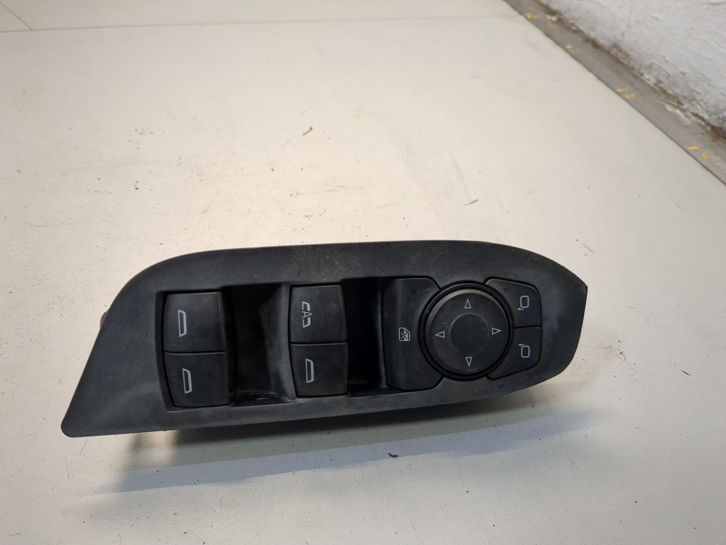 Кнопка стеклоподъемника