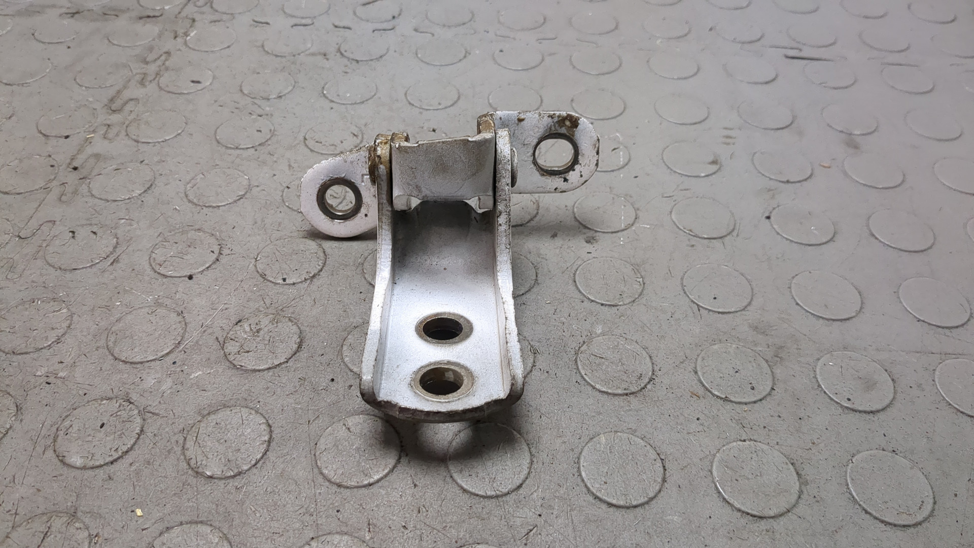 Петля двери