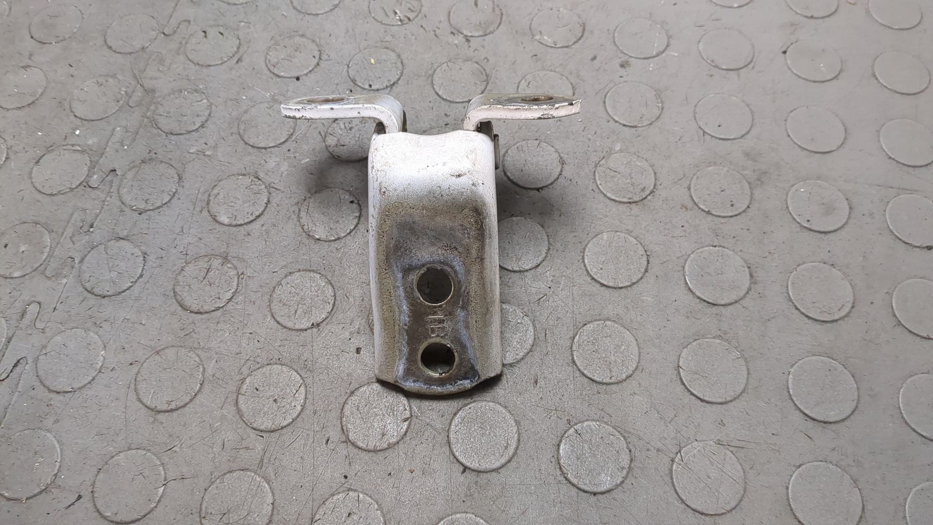 Петля двери