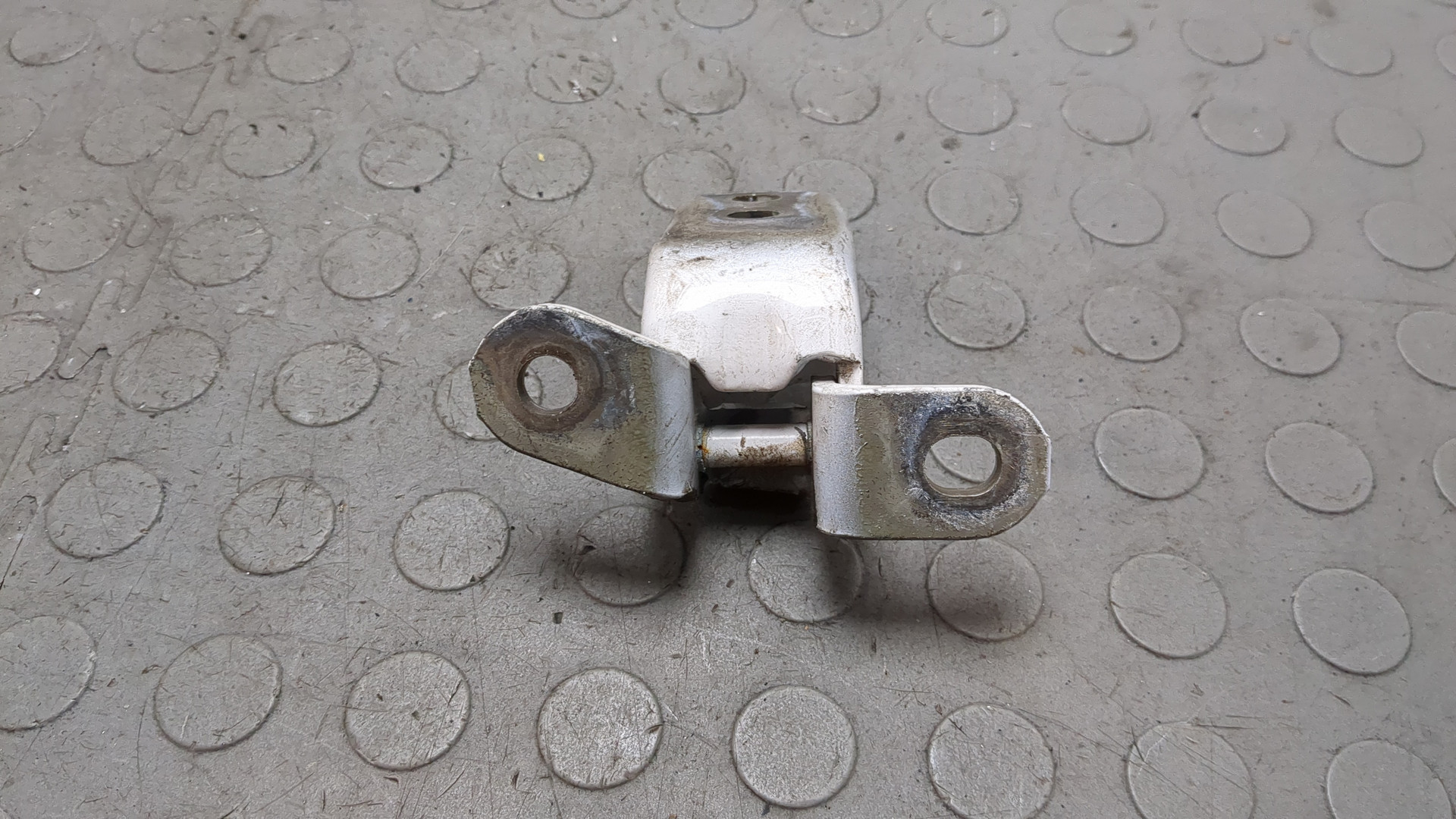 Петля двери