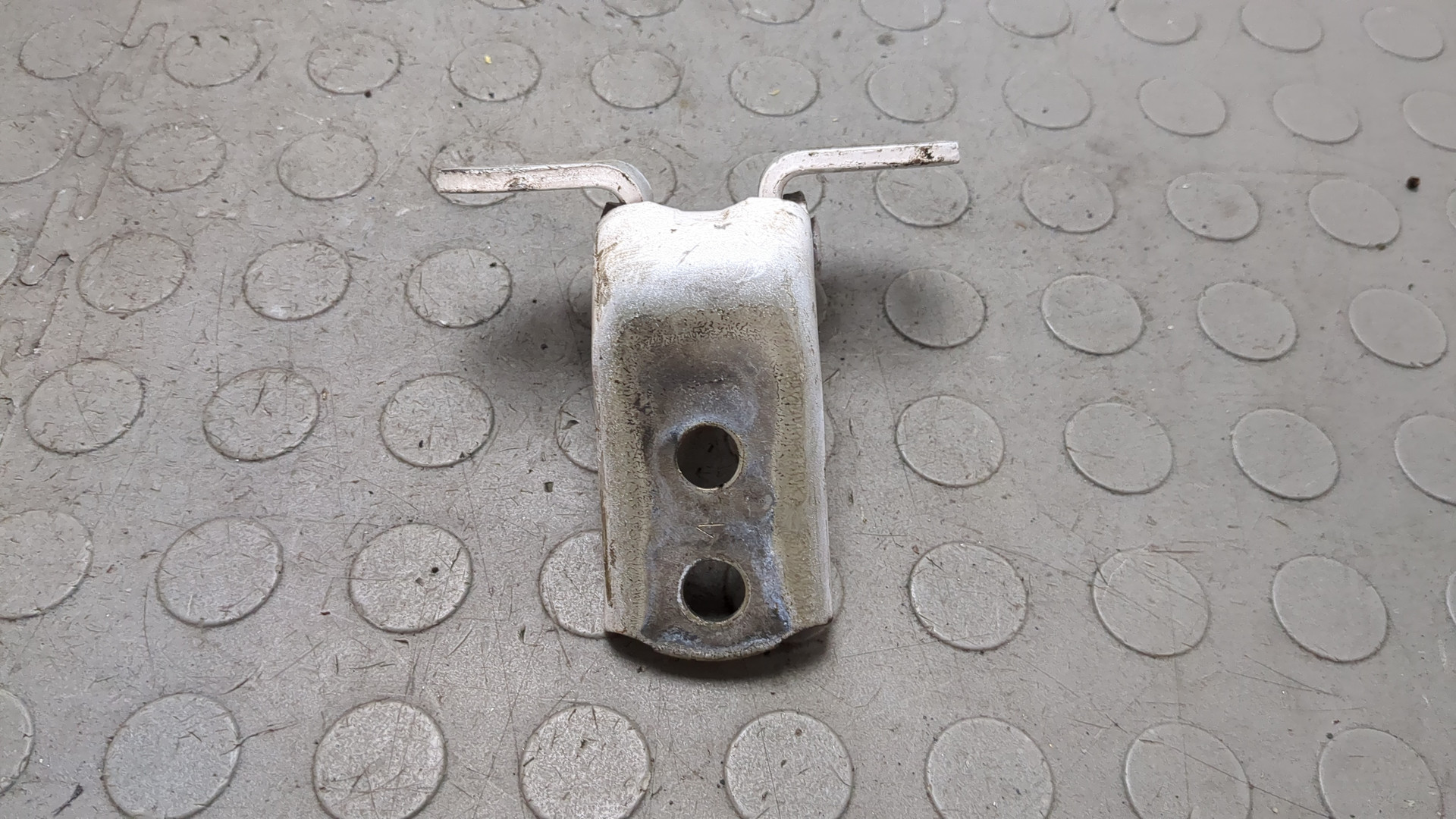 Петля двери