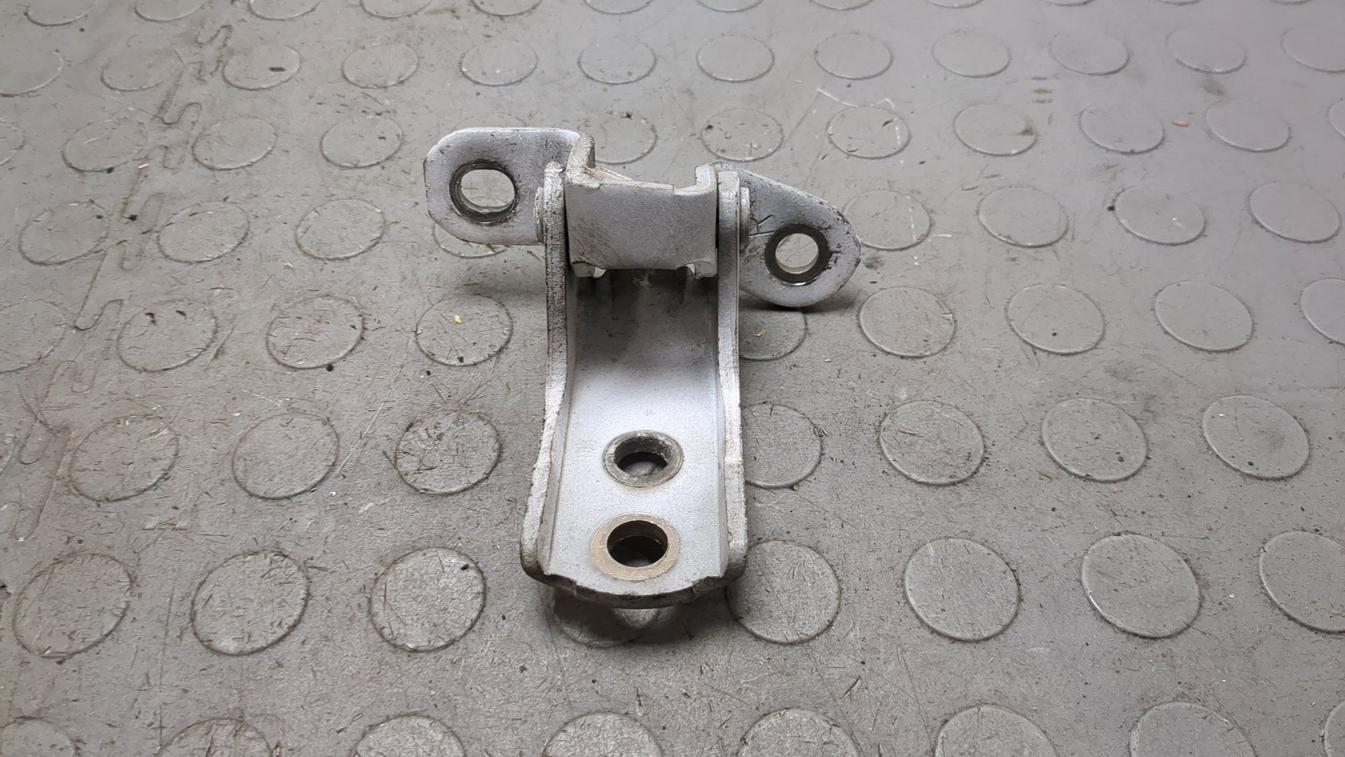 Петля двери