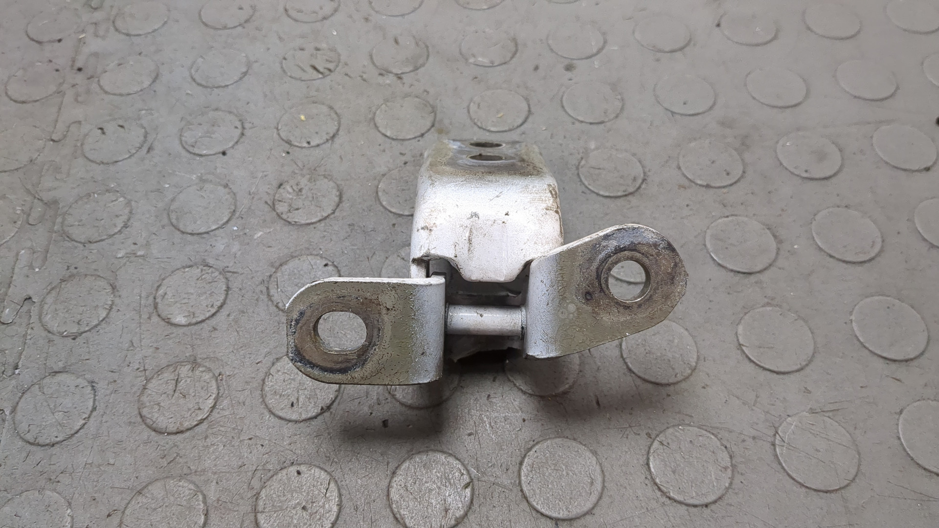 Петля двери