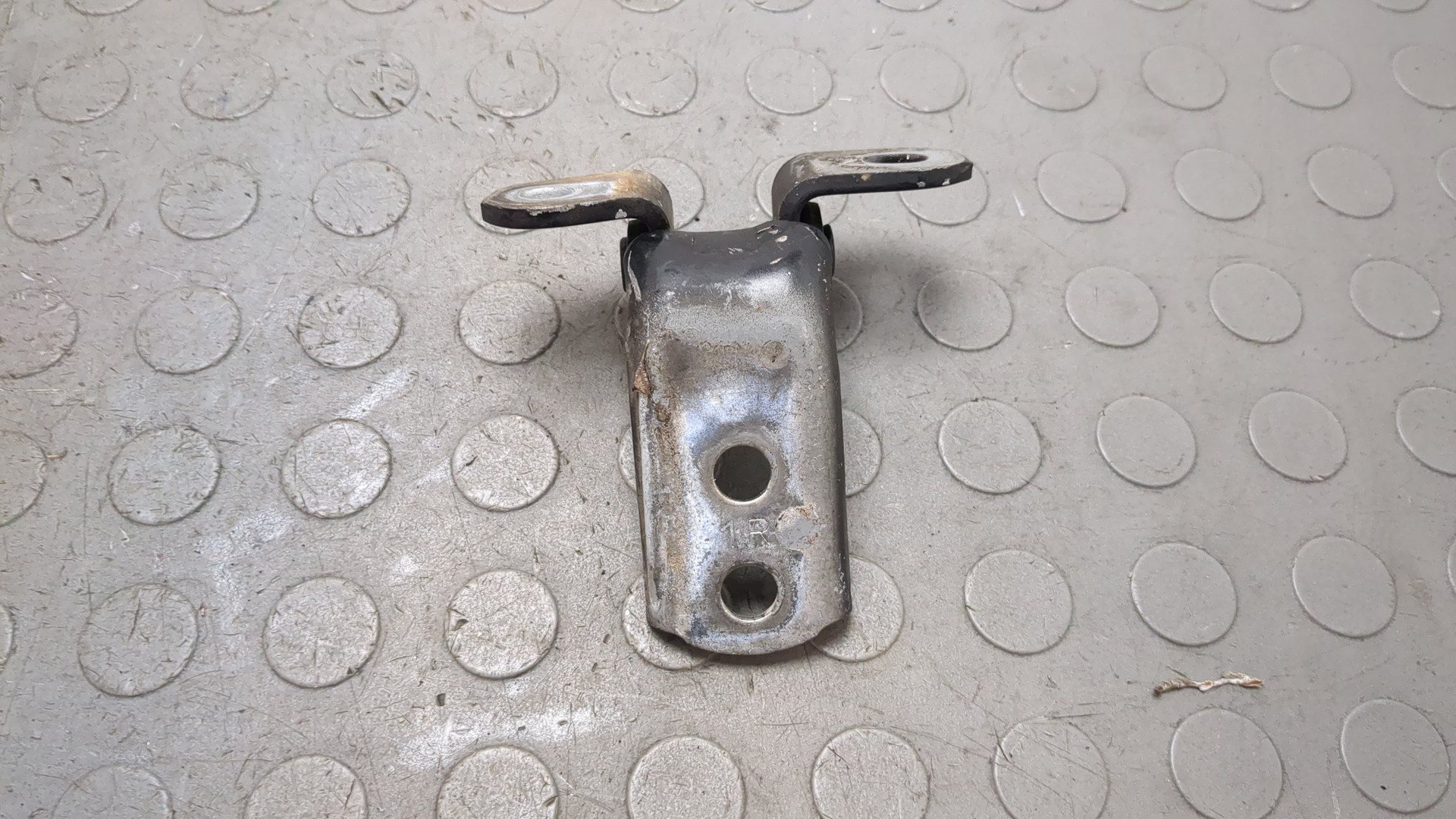 Петля двери