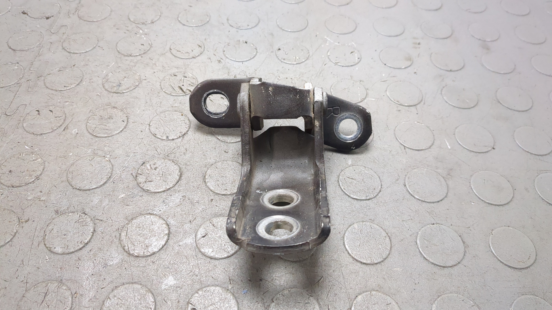 Петля двери