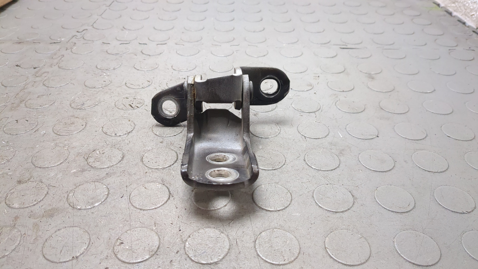 Петля двери