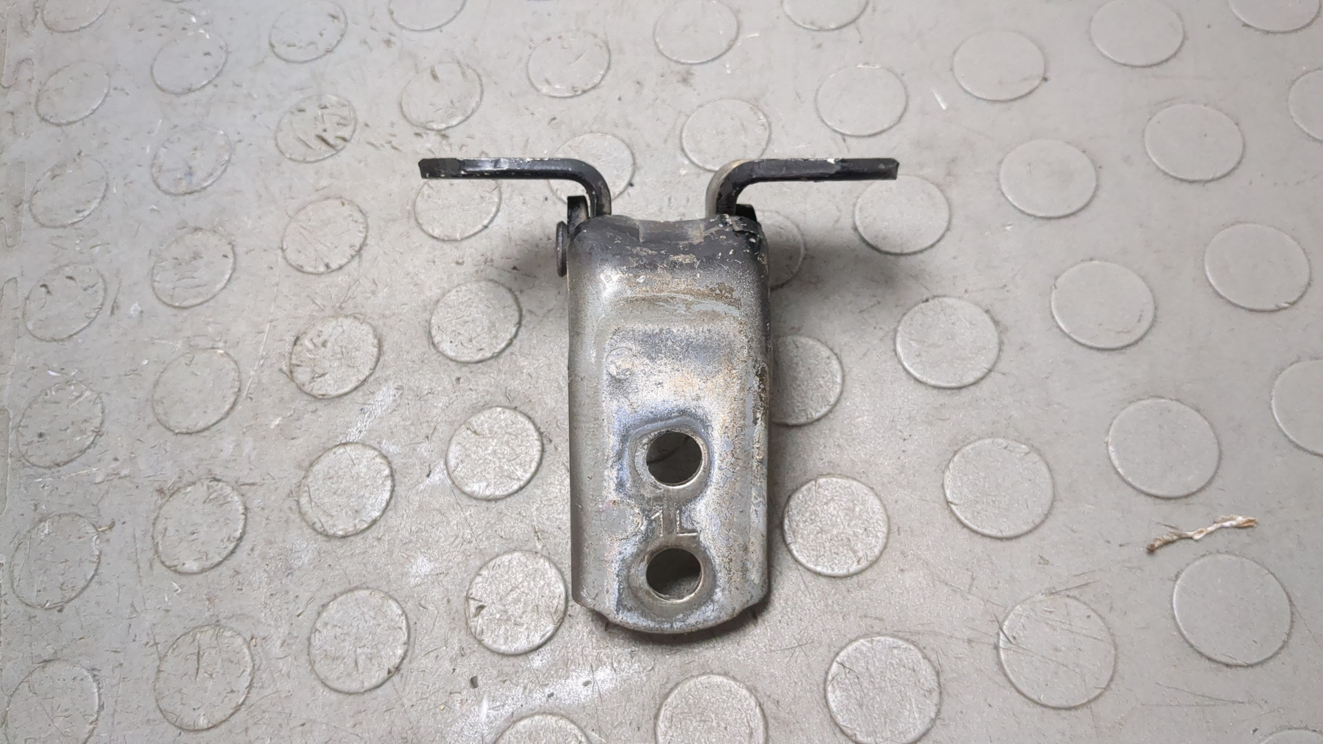 Петля двери