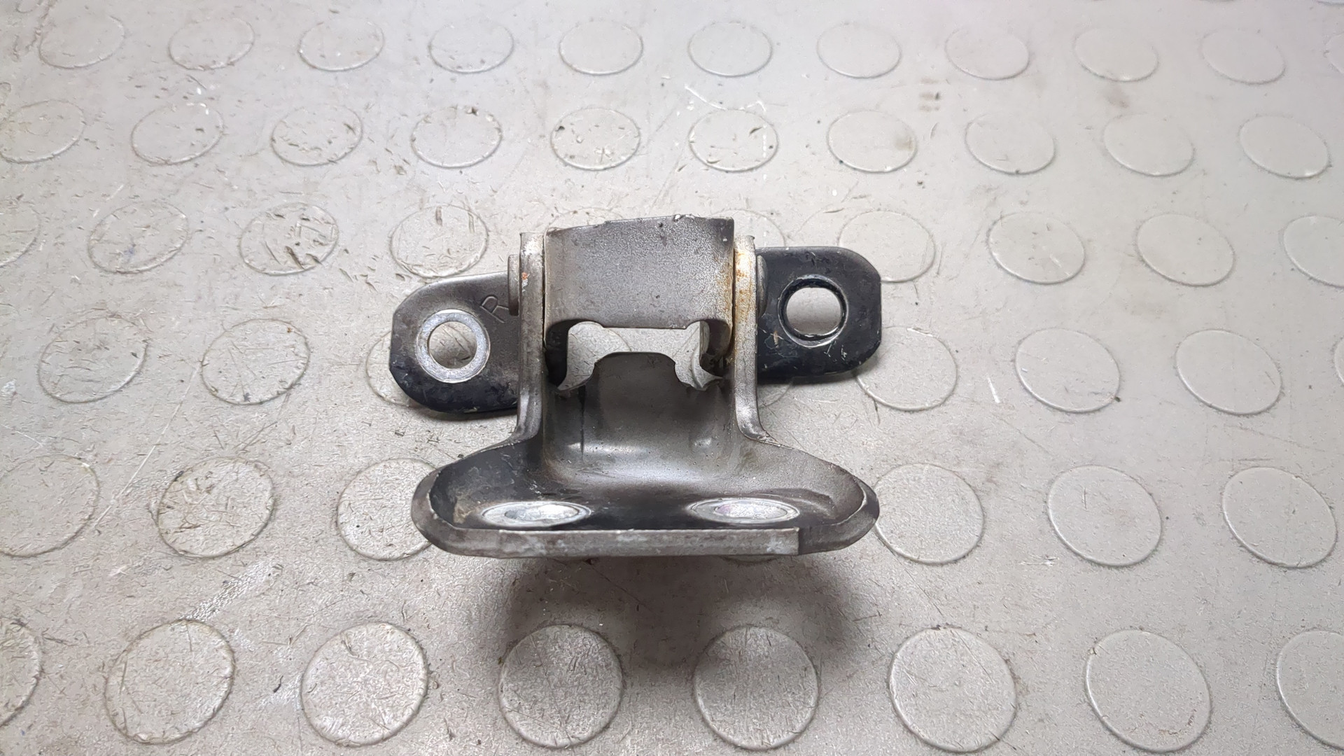 Петля двери