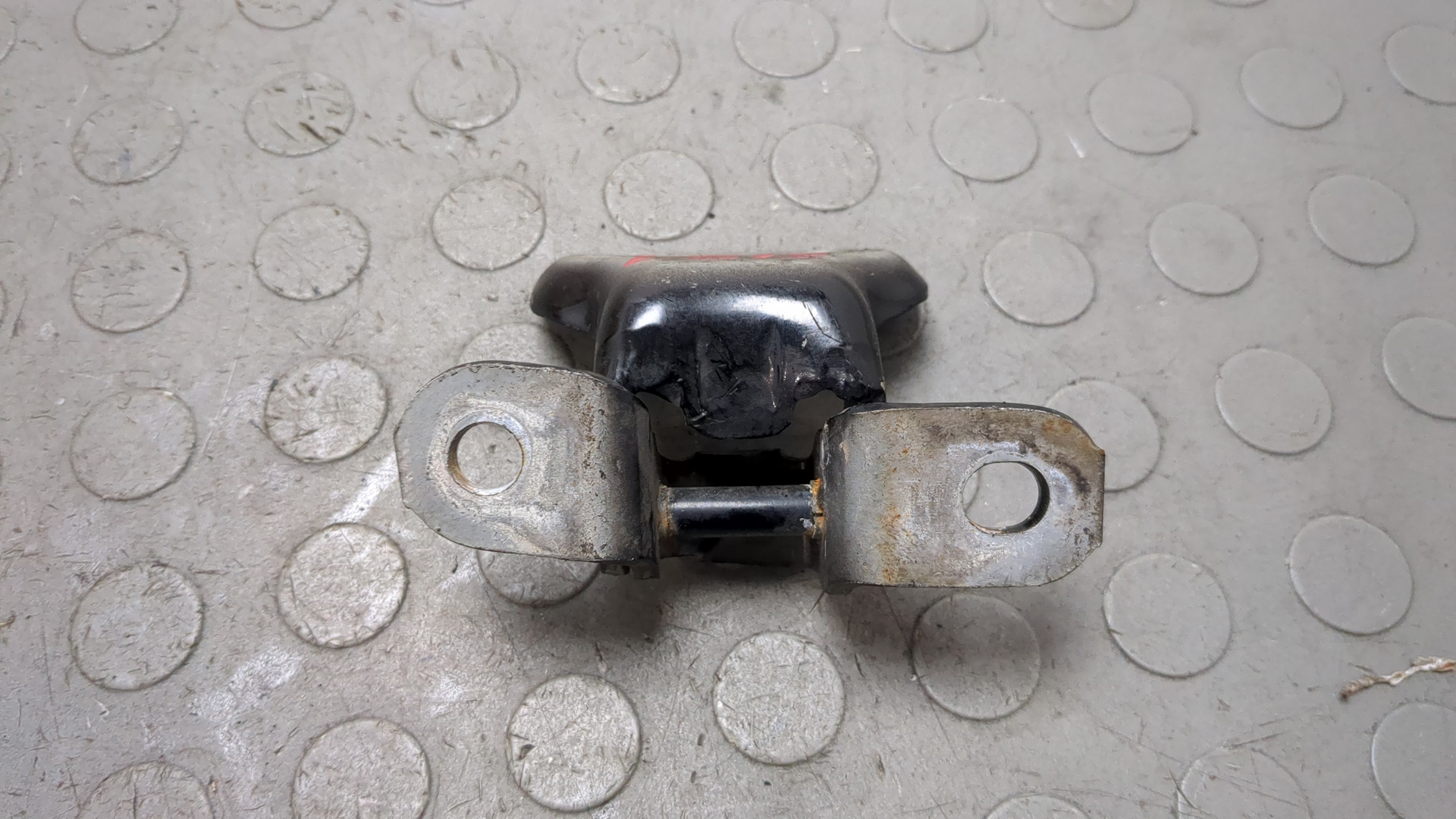 Петля двери