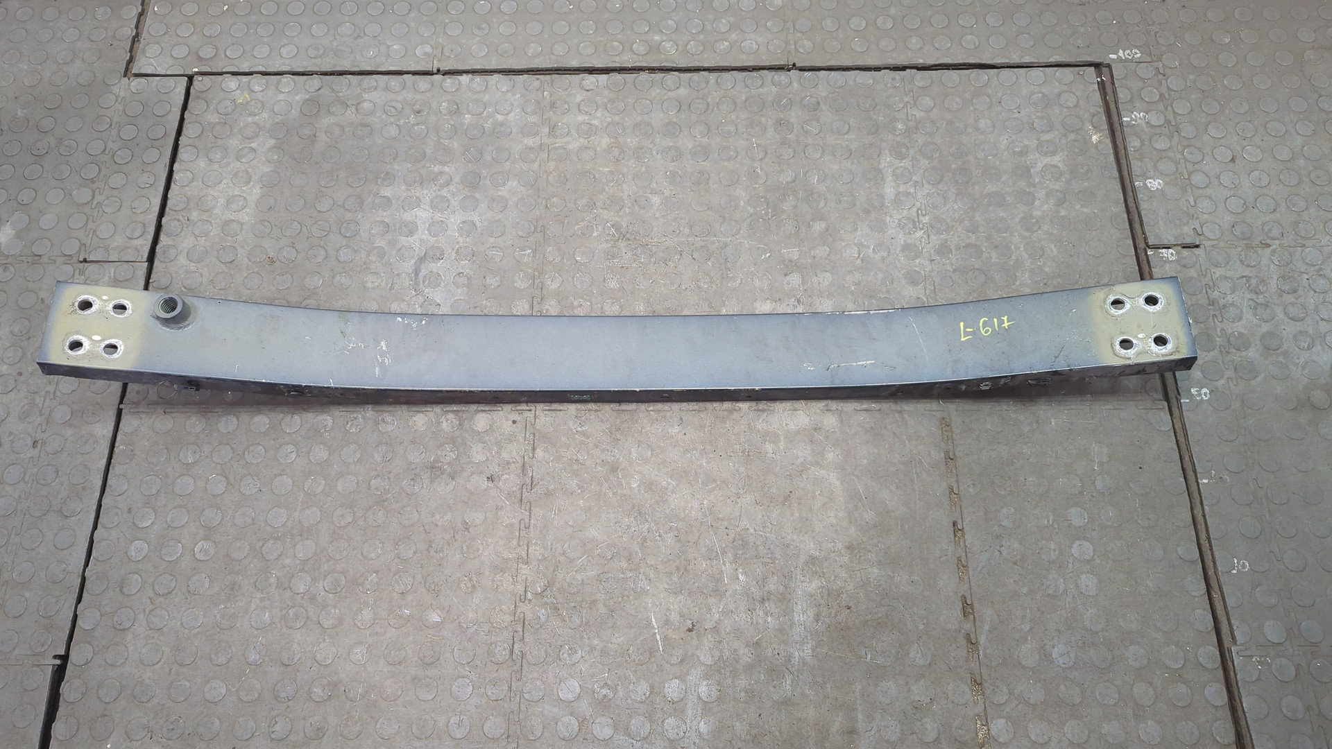 Усилитель переднего бампера