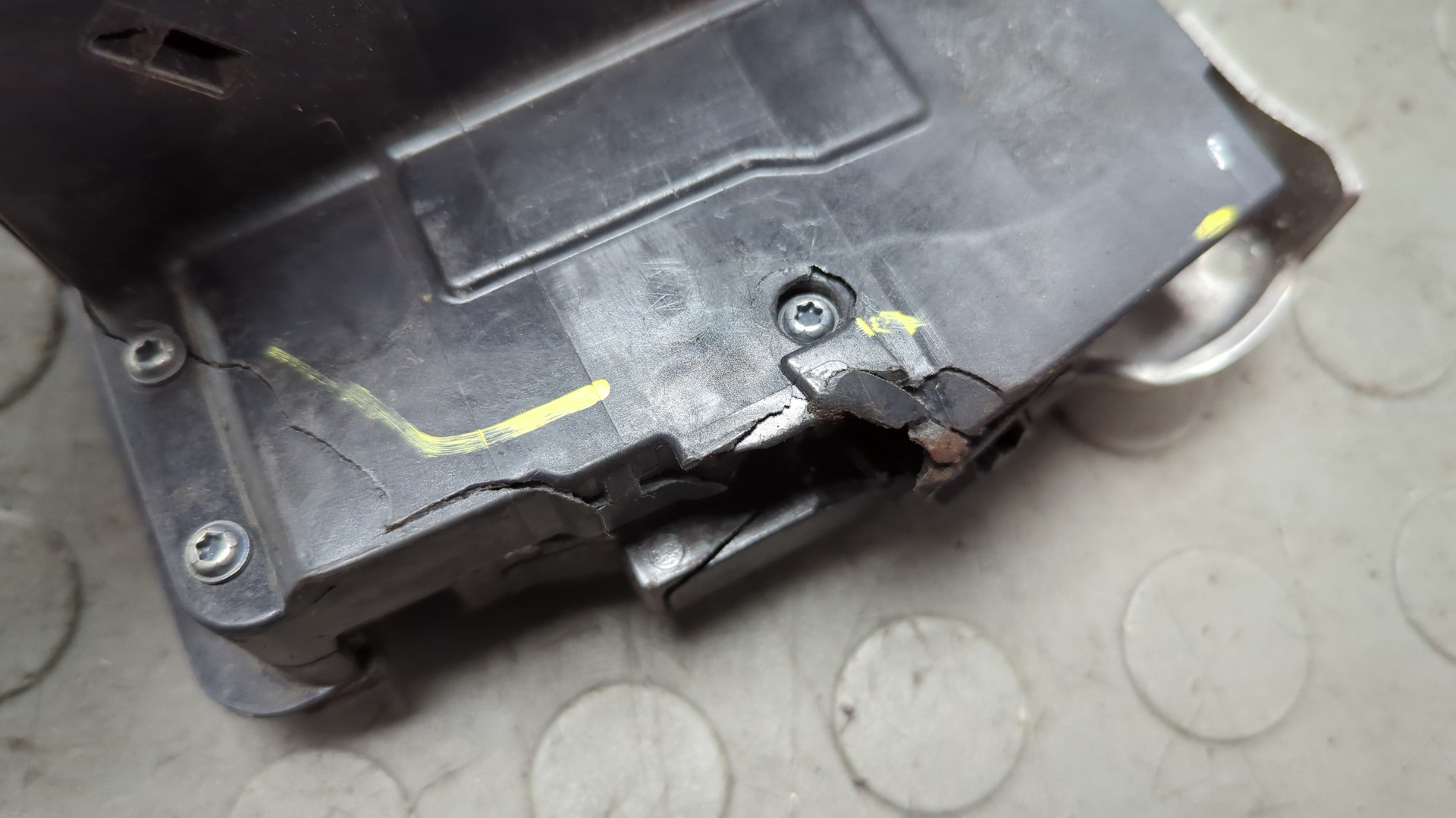 Замок двери задней правой