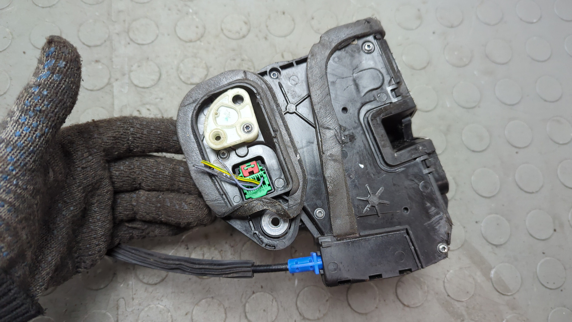 Замок двери задней правой