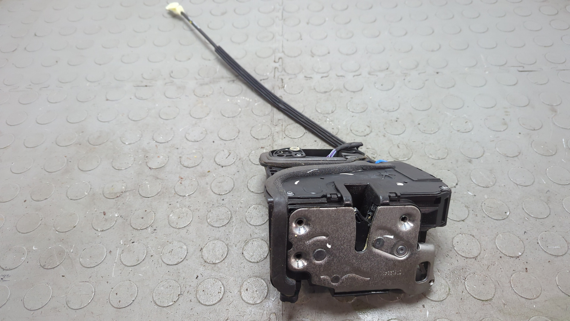 Замок двери задней левой