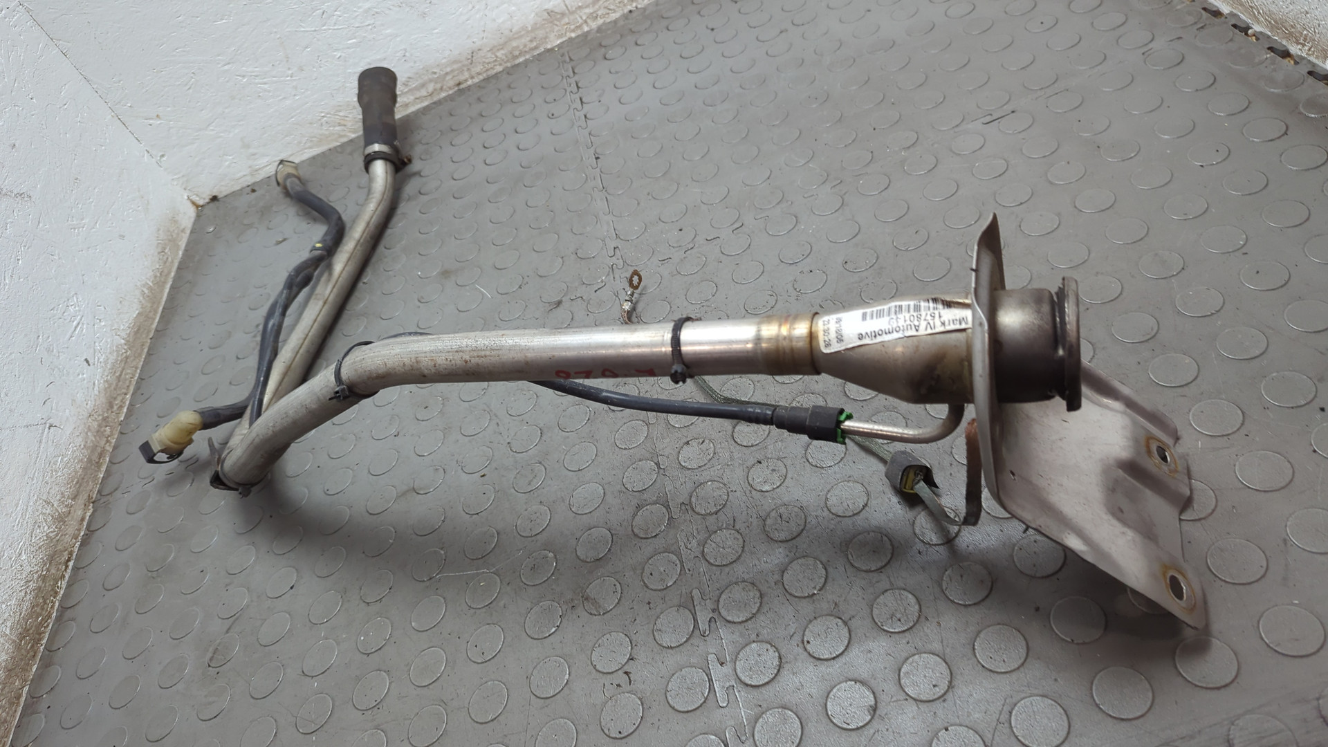 Горловина топливного бака