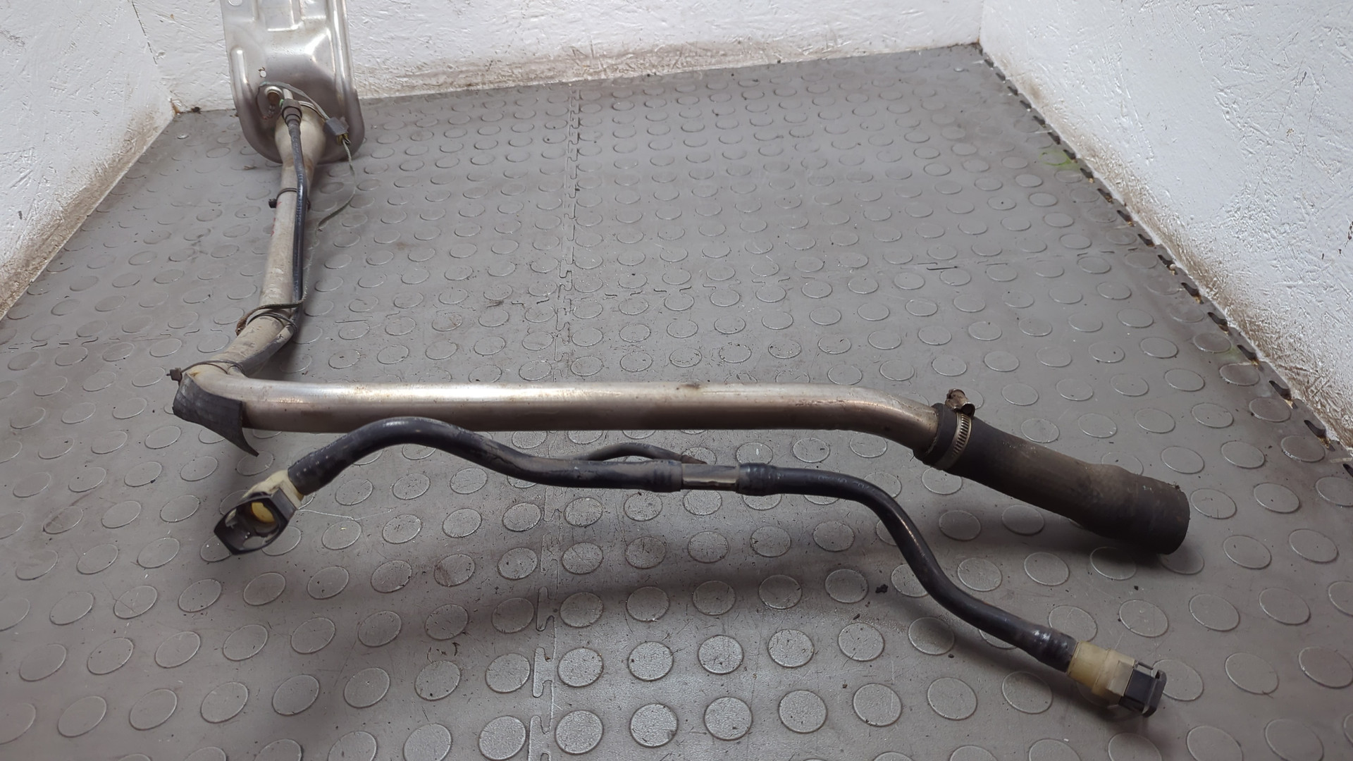 Горловина топливного бака