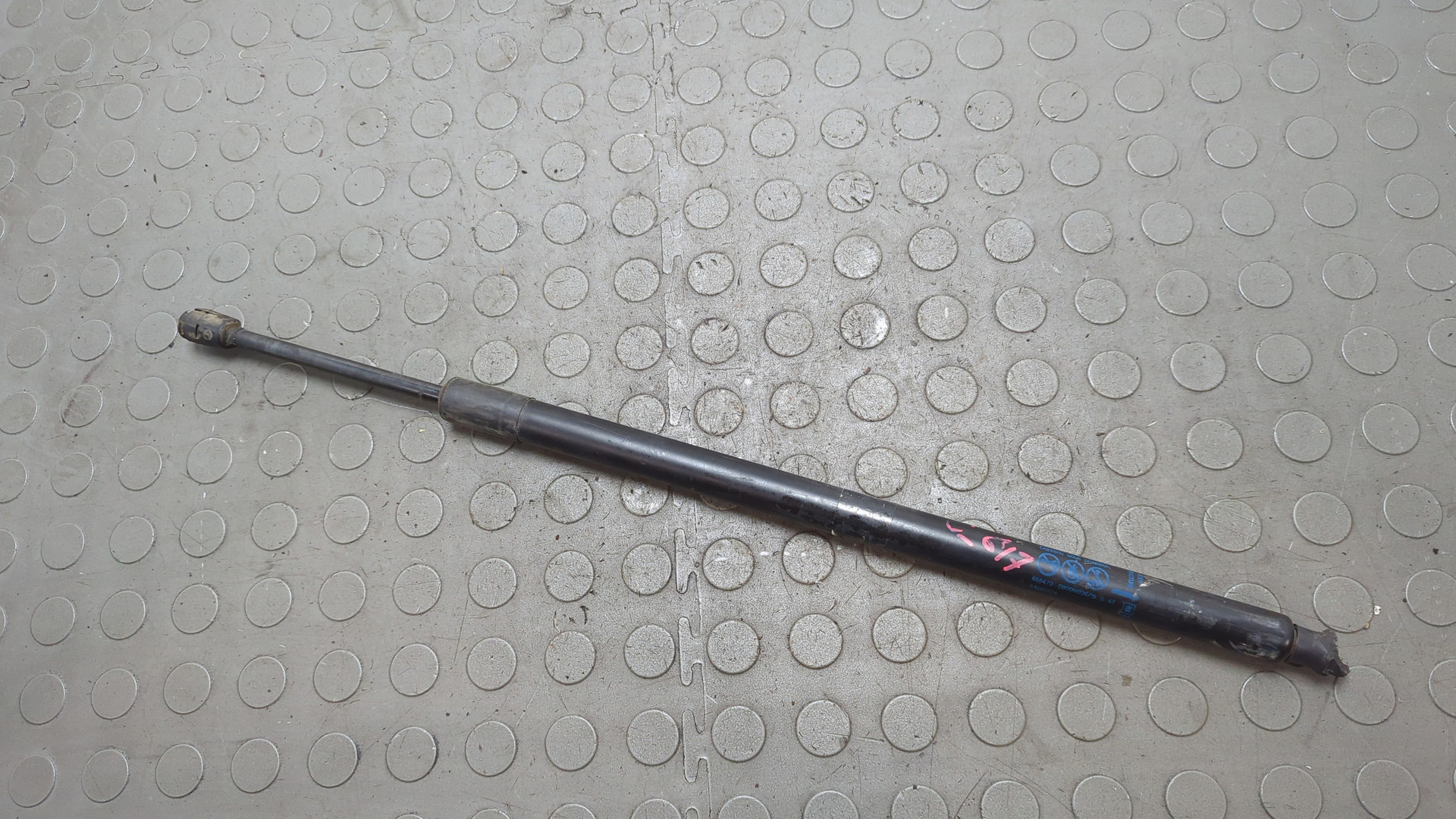 Амортизатор крышки багажника