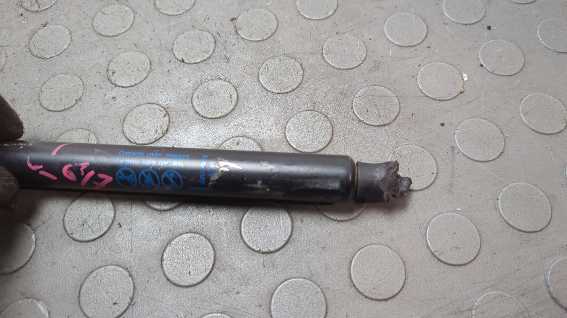 Амортизатор крышки багажника