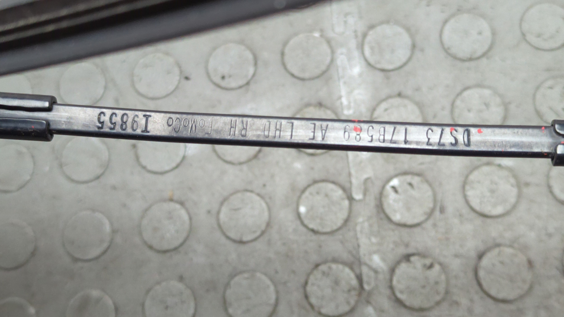 Поводок стеклоочистителя передний правый