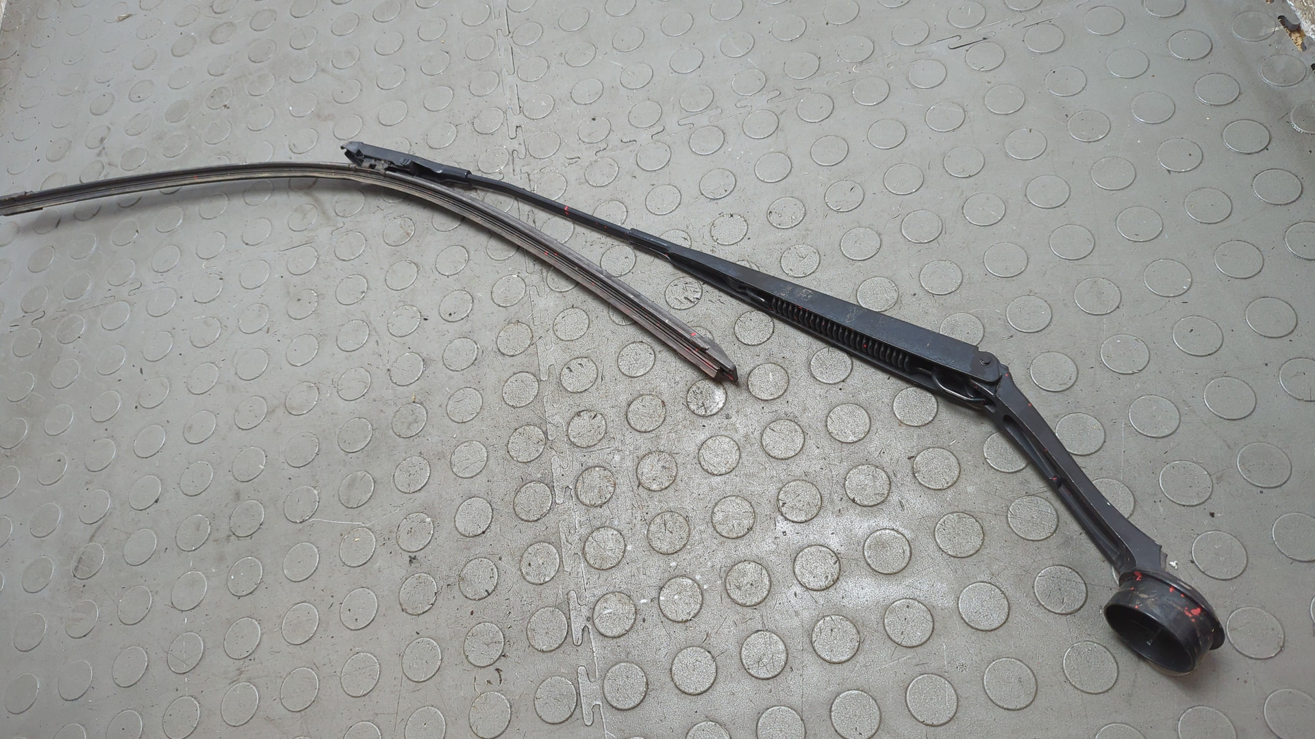 Поводок стеклоочистителя передний правый