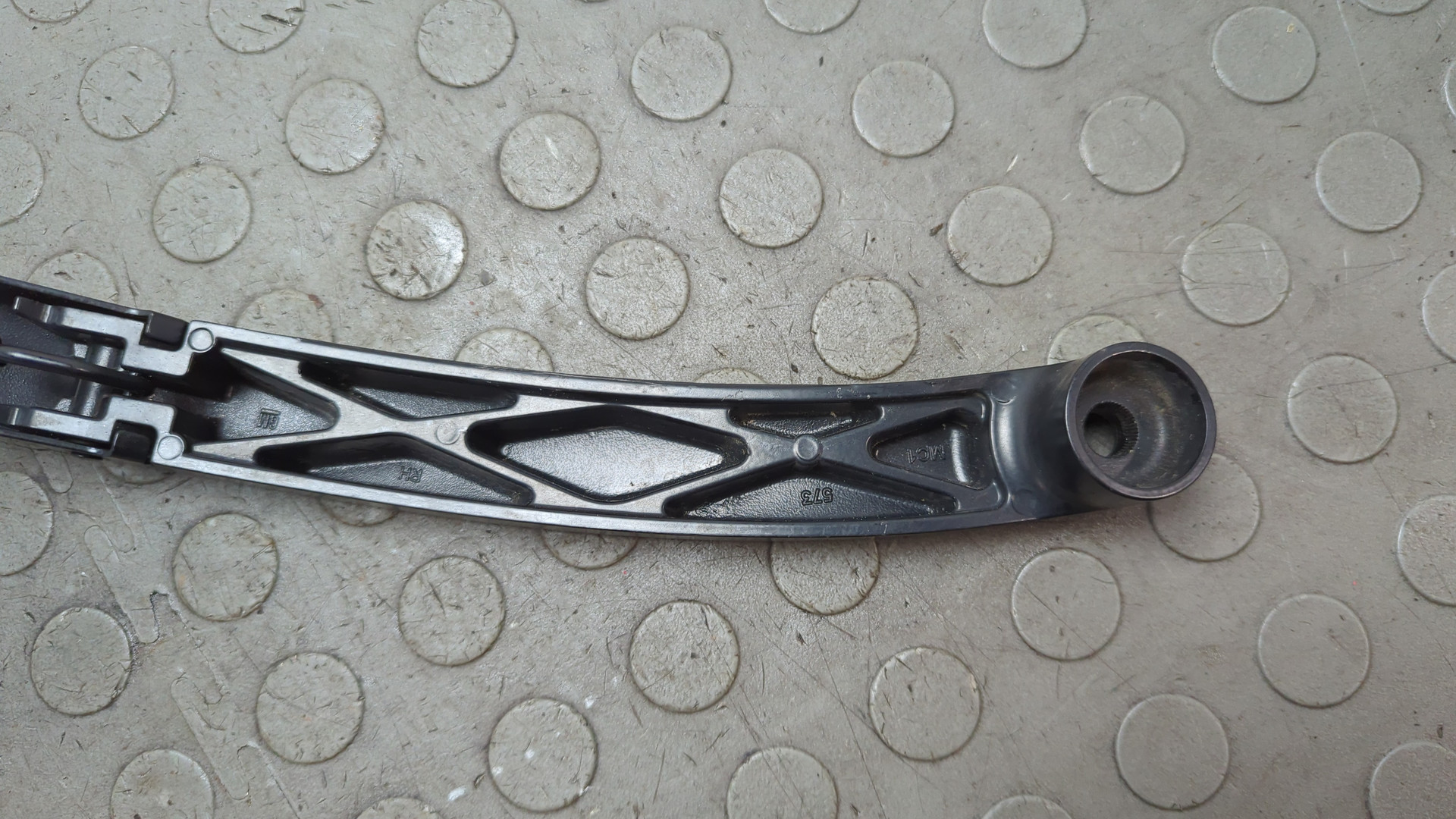 Поводок стеклоочистителя передний правый