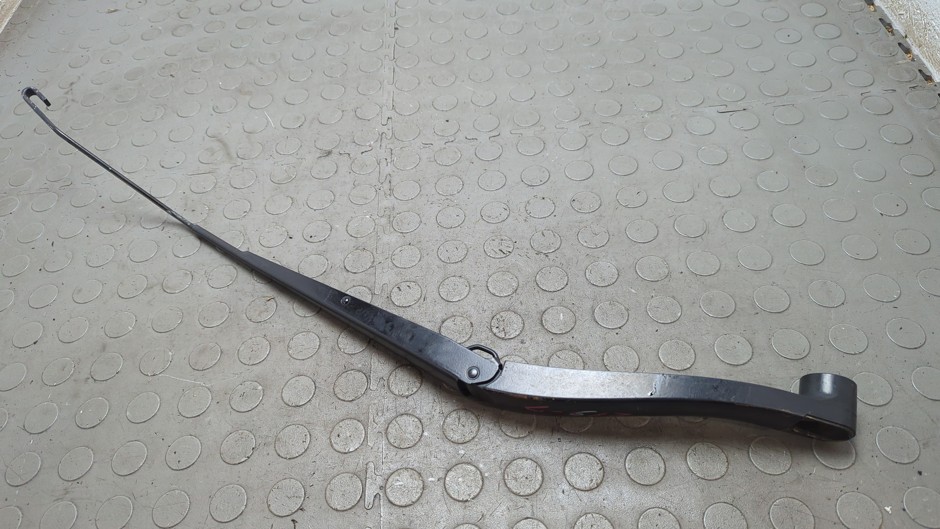 Поводок стеклоочистителя передний правый