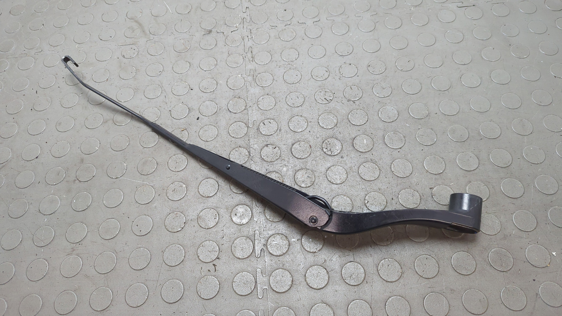 Поводок стеклоочистителя передний левый