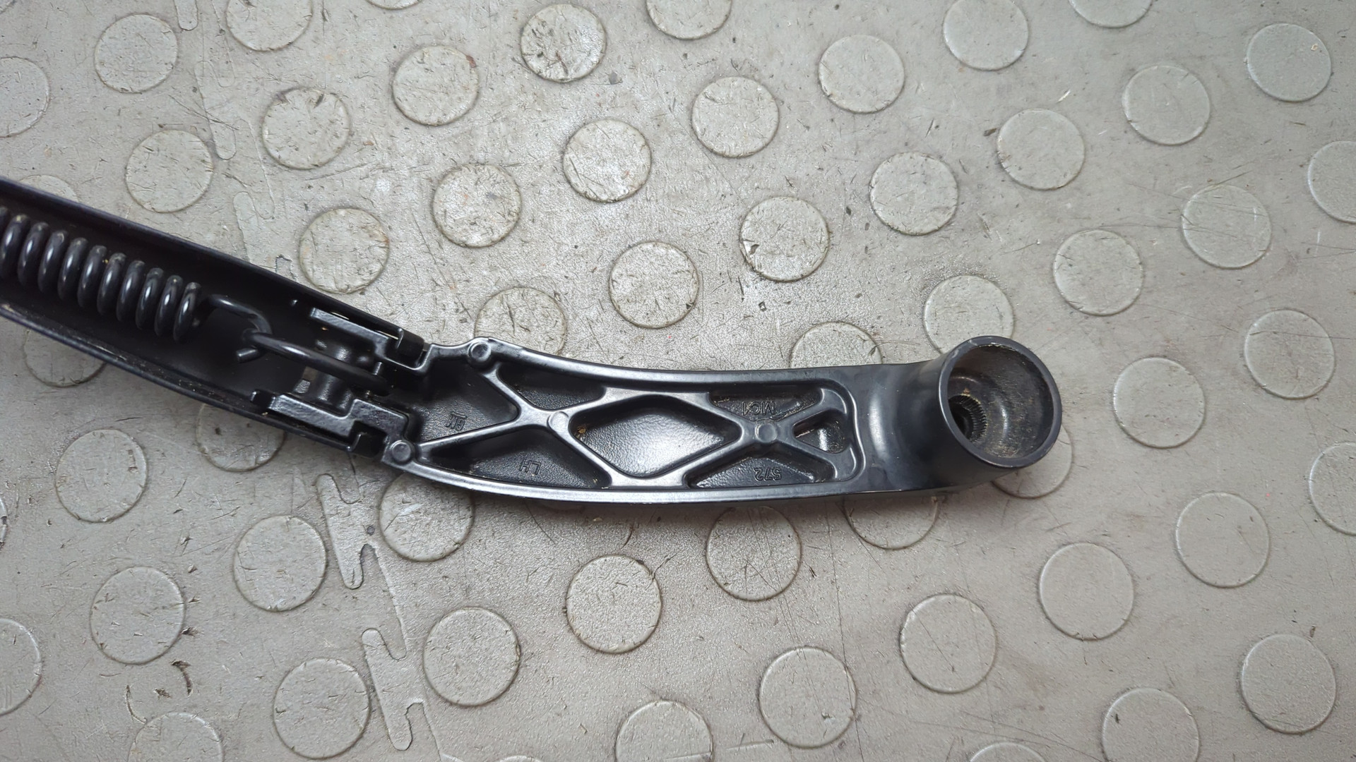 Поводок стеклоочистителя передний левый