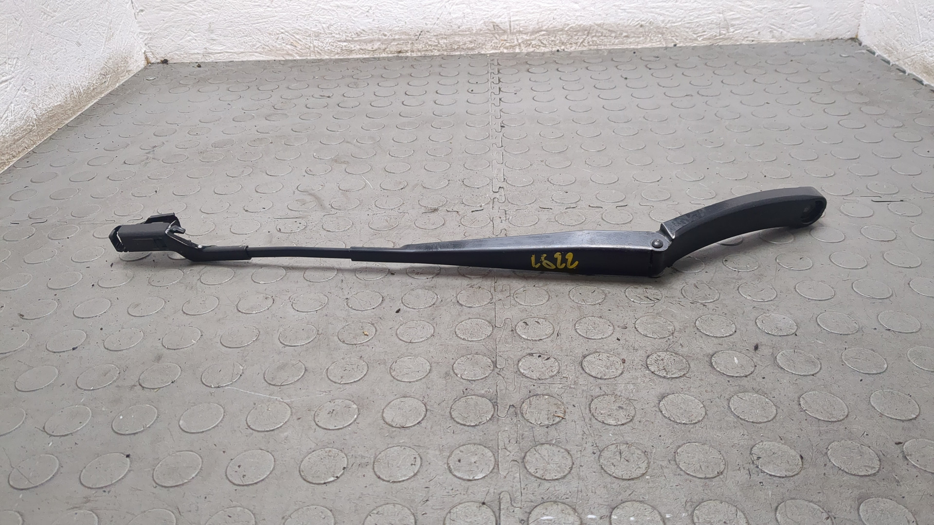 Поводок стеклоочистителя передний левый