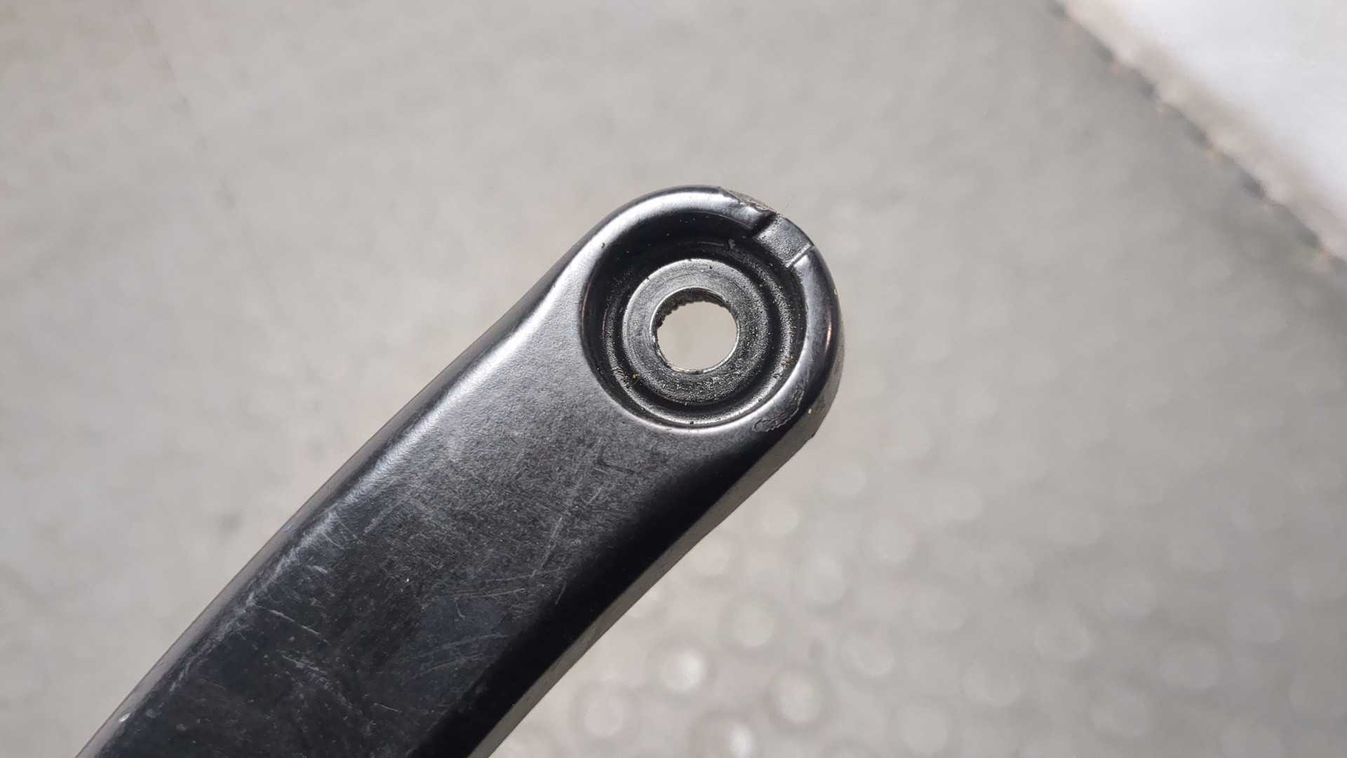 Поводок стеклоочистителя передний левый