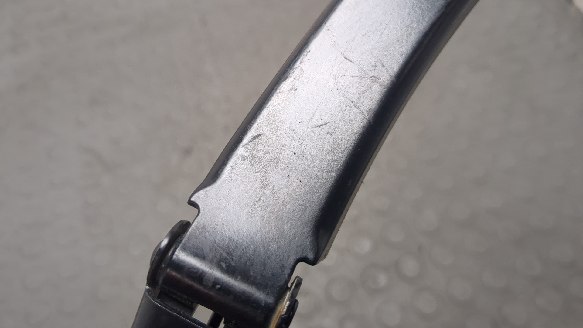 Поводок стеклоочистителя передний левый