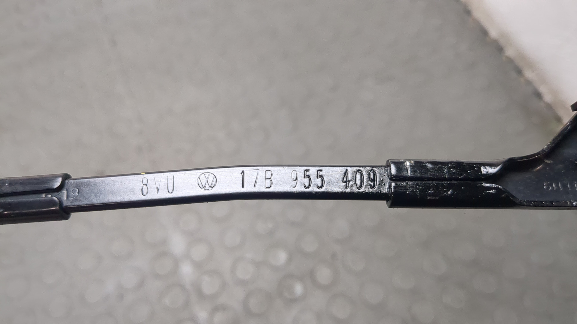 Поводок стеклоочистителя передний левый