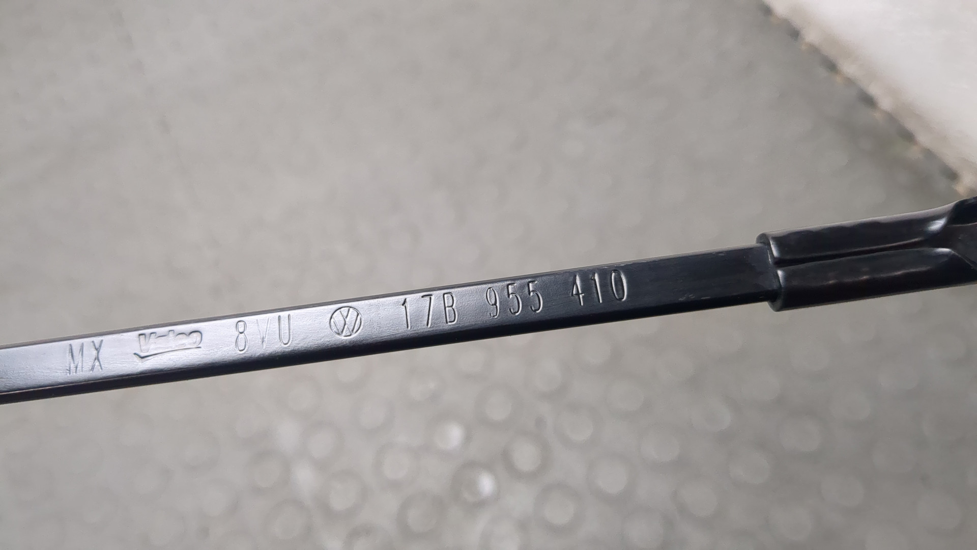 Поводок стеклоочистителя передний правый