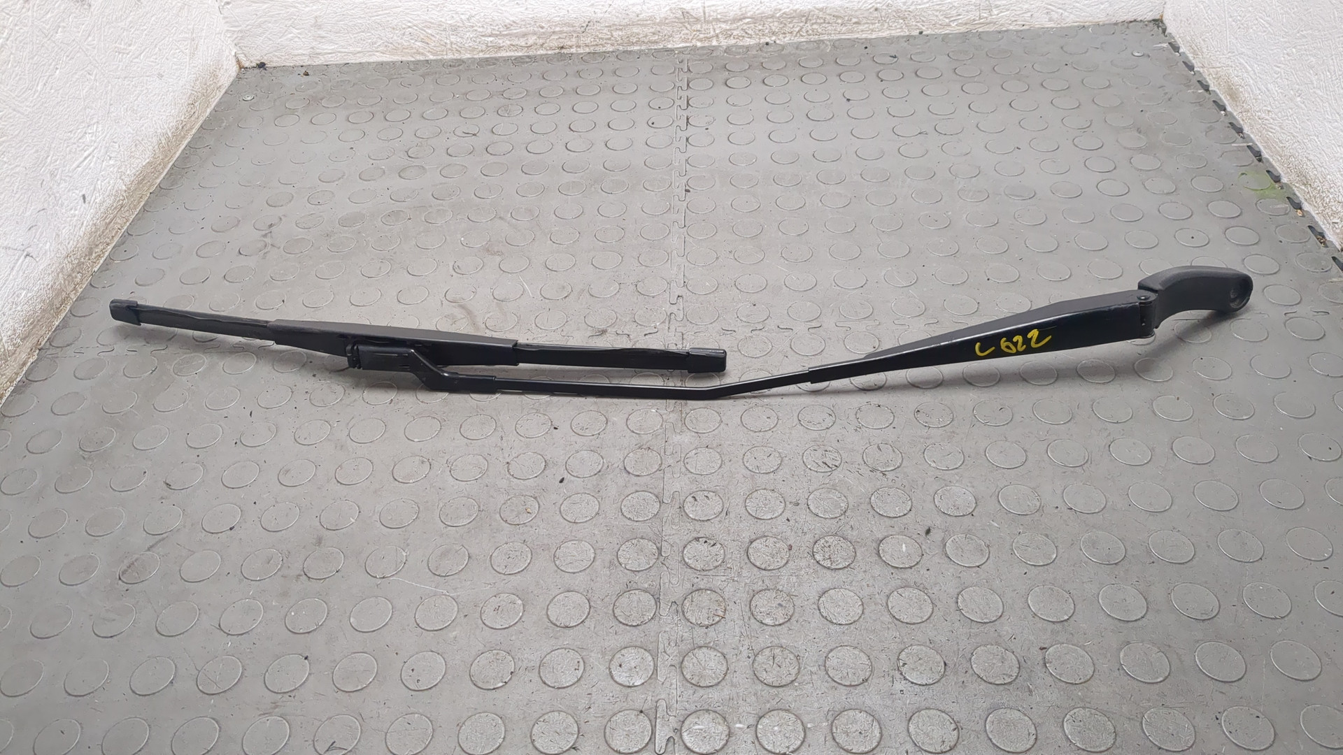 Поводок стеклоочистителя передний правый