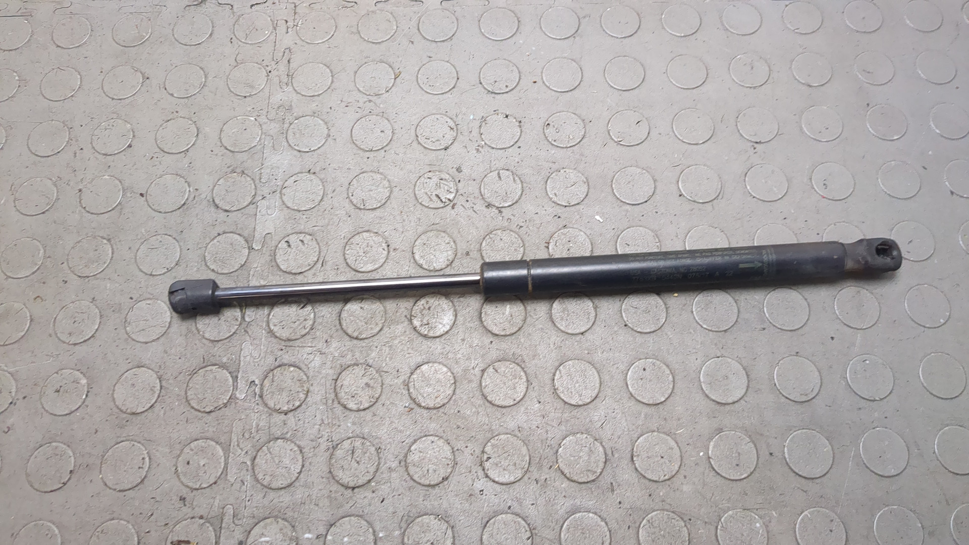 Амортизатор капота