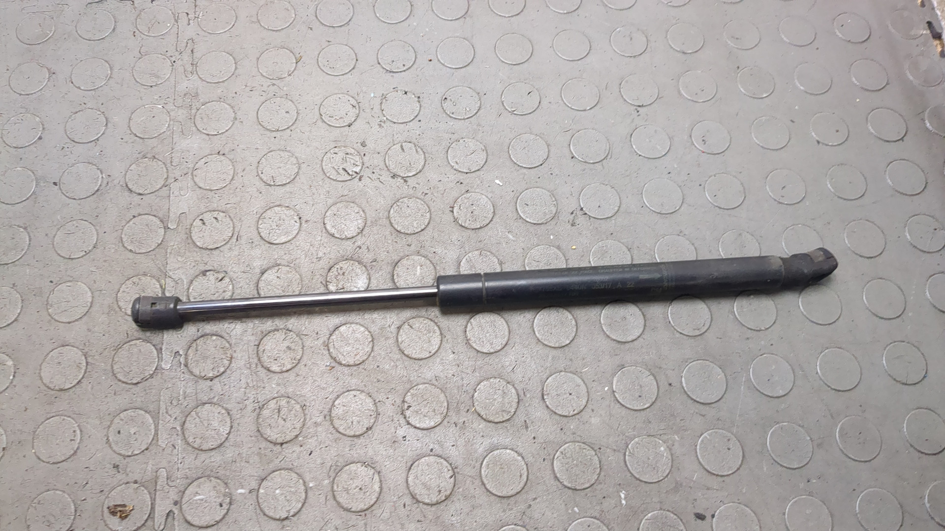 Амортизатор капота