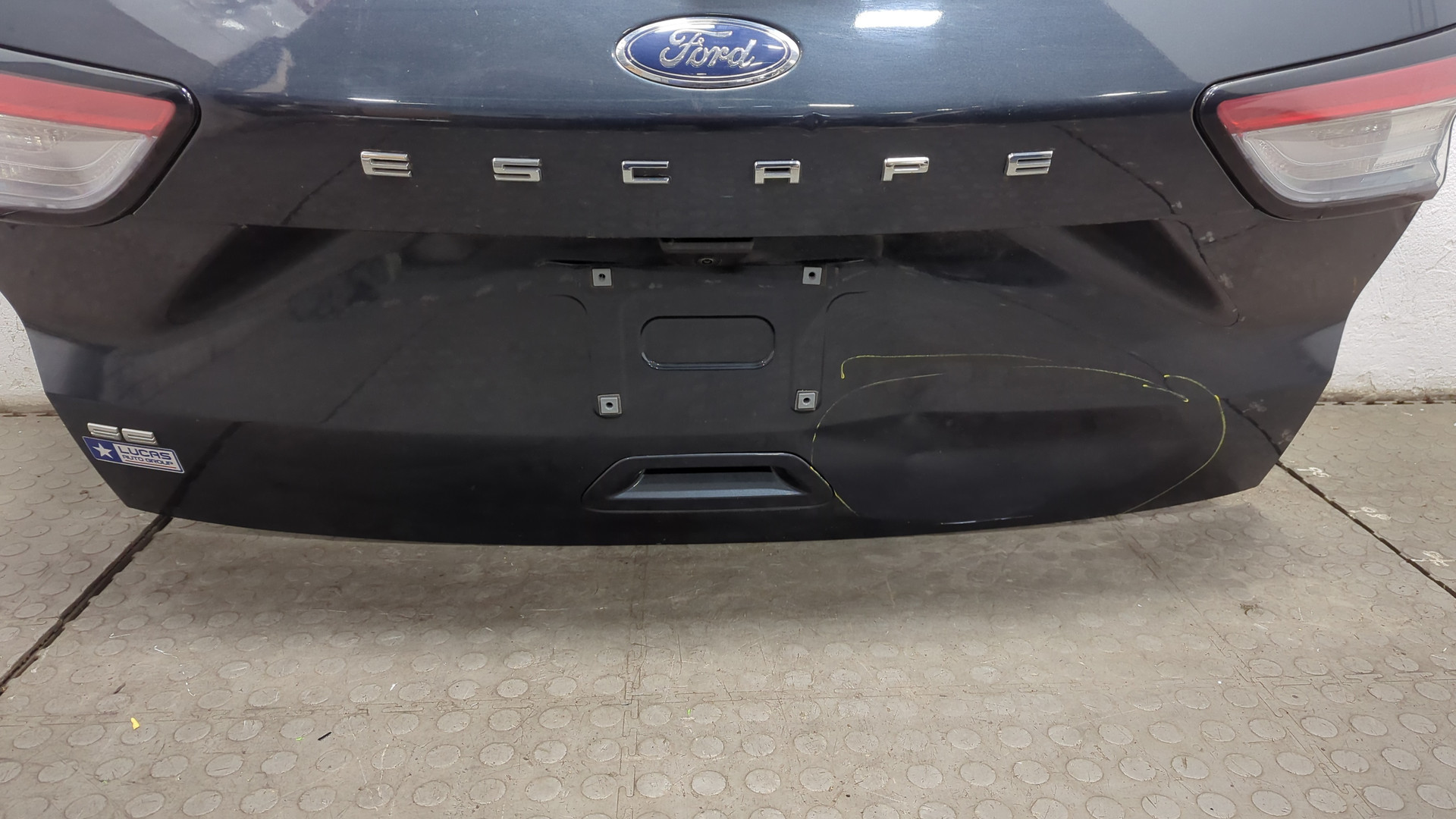 Дверь багажника