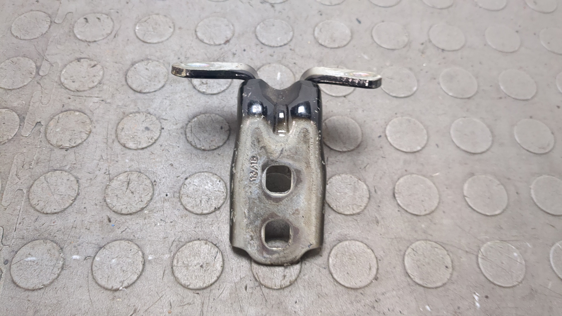 Петля двери