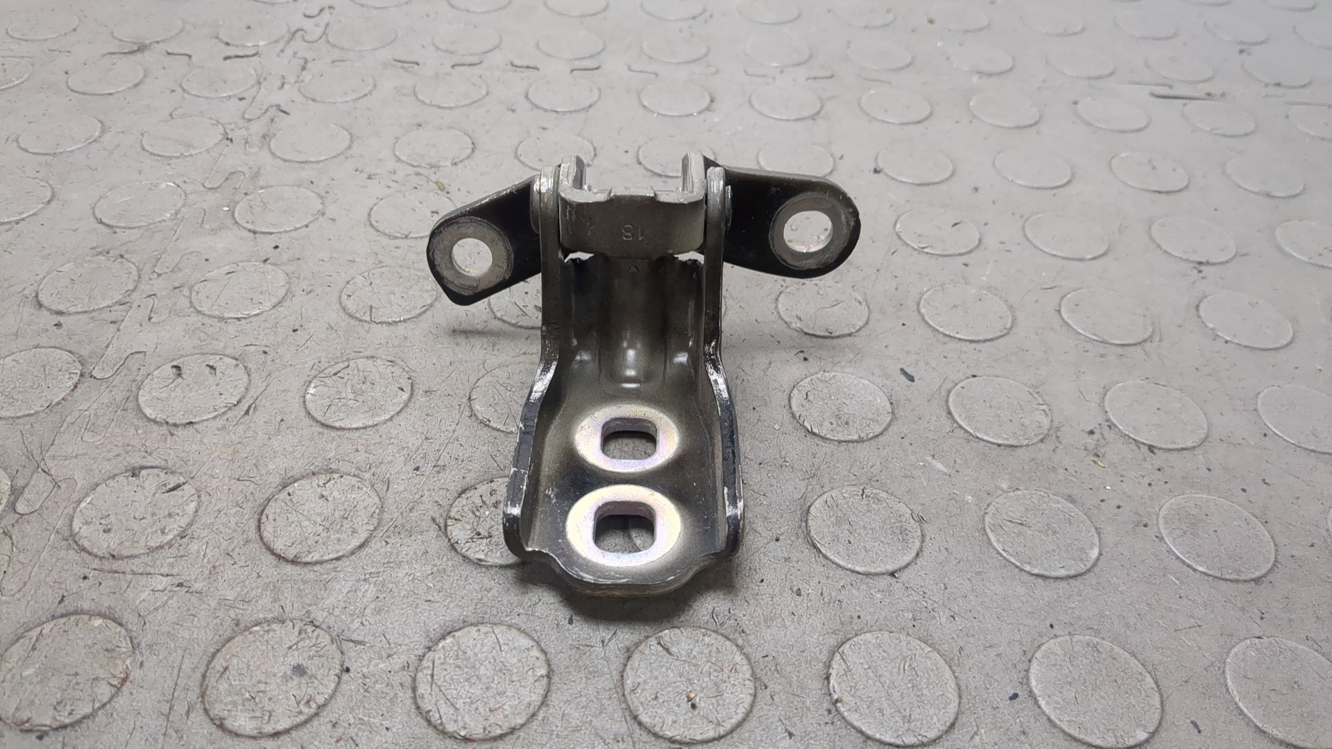 Петля двери