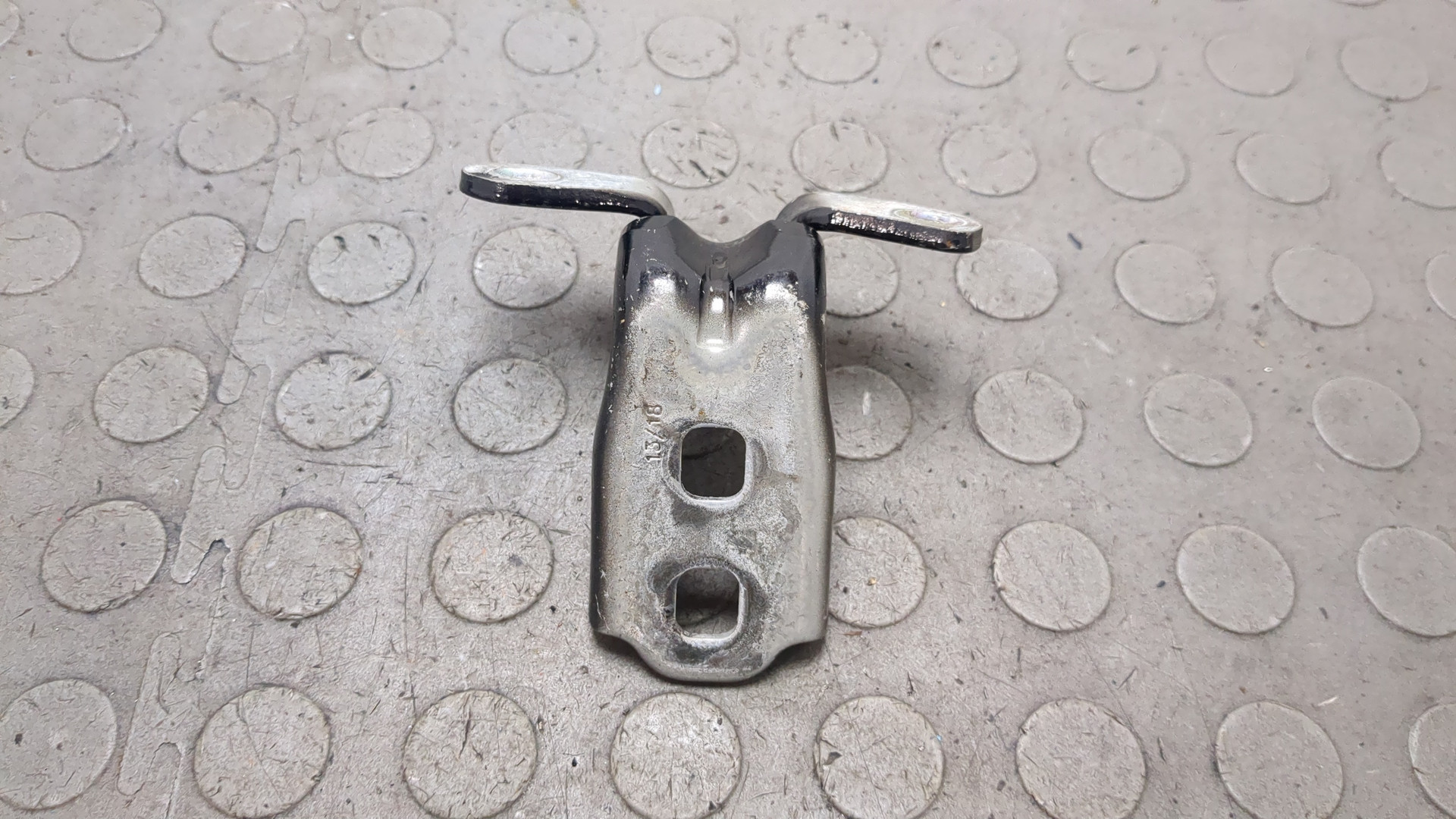 Петля двери