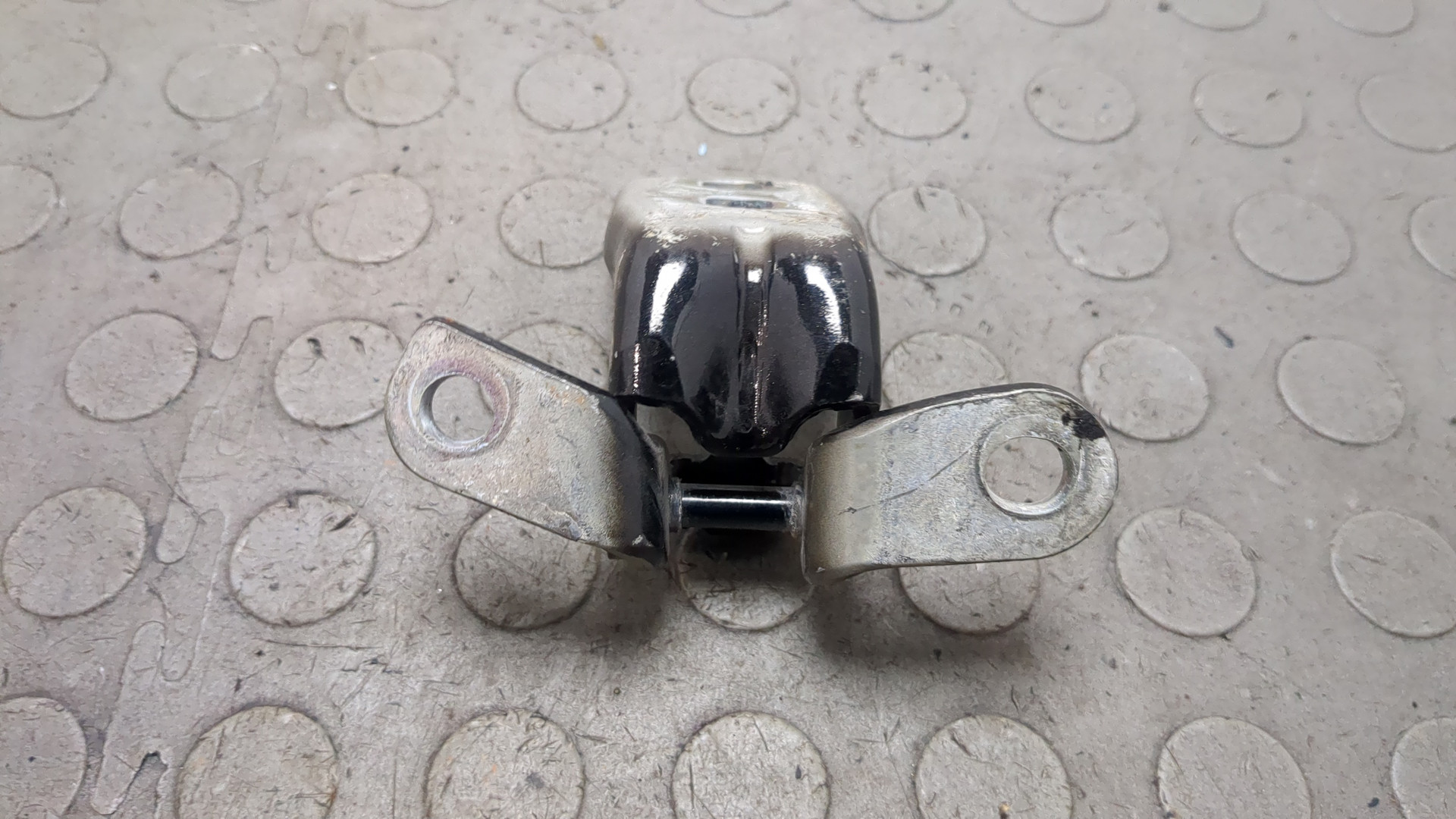 Петля двери