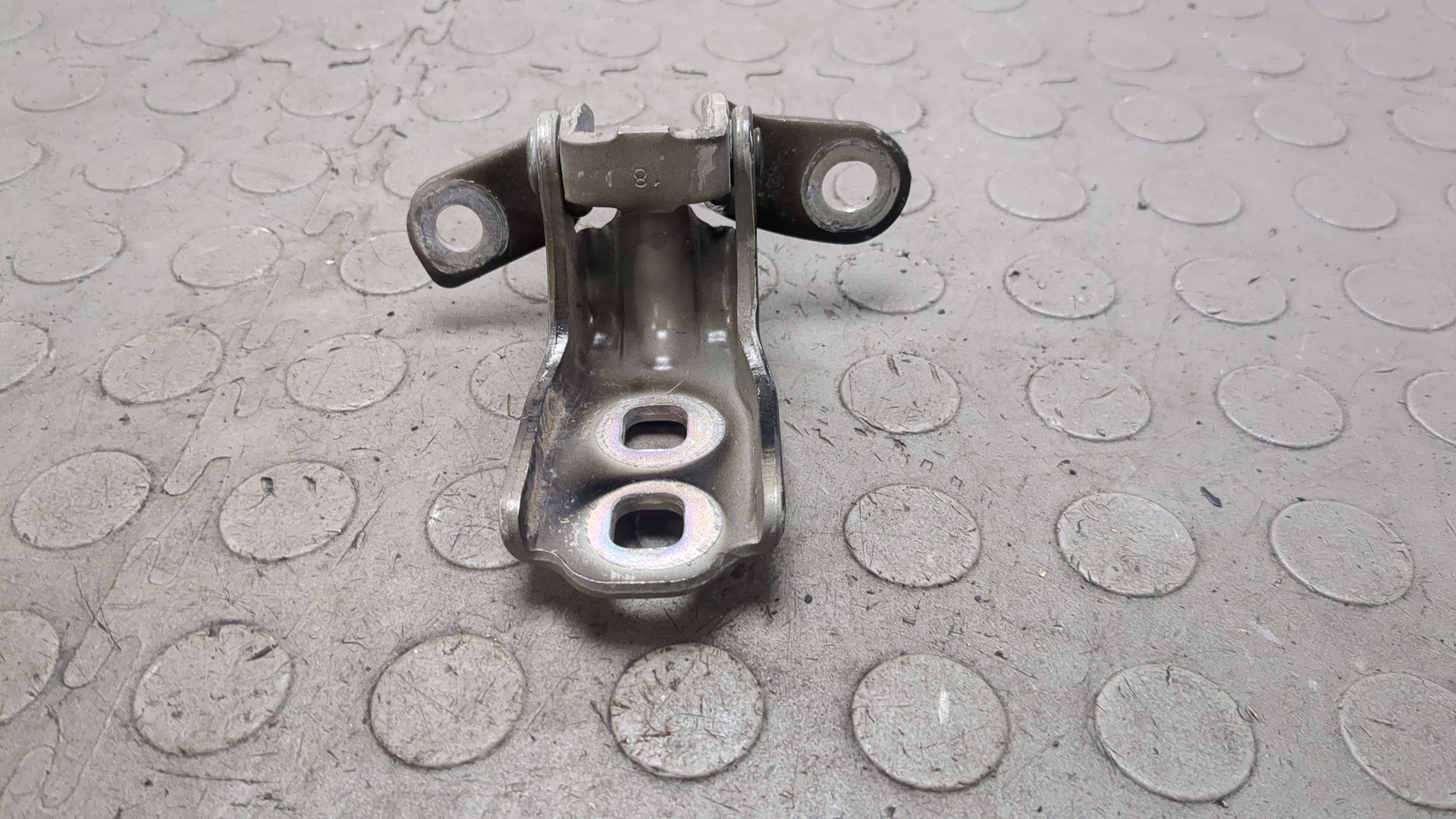 Петля двери