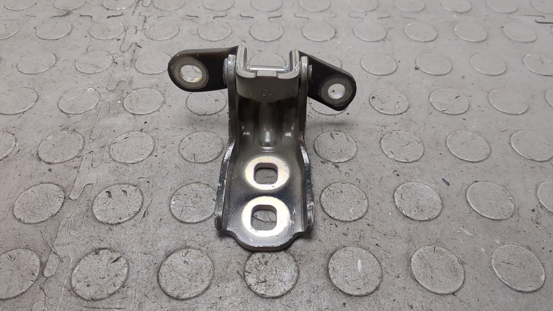 Петля двери