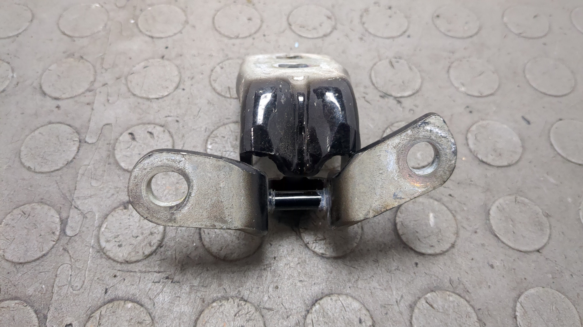 Петля двери